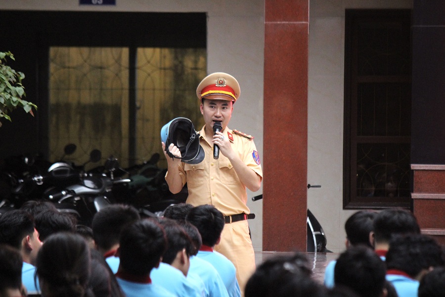 Công an quận Ngô Quyền truyền pháp luật về Luật giao thông đường bộ tại  Trường THPT Thăng Long